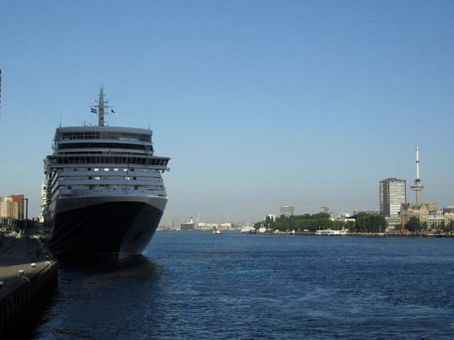 Cruiseschip ms Queen Elizabeth van Cunard Line aan de Cruise Terminal Rotterdam